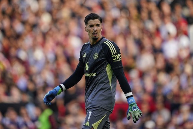 Ekspresi Altay Bayindir pada laga MU vs Arsenal di pekan ke-1 Premier League 2025/2026 (c) AP Photo/Dave Thompson