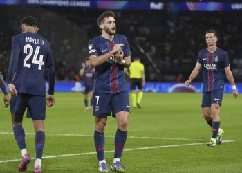 Selebrasi Khvicha Kvaratskhelia setelah PSG mencetak gol ke gawang Atalanta di ajang Liga Champions. (c) AP Photo/Thibault Camus
