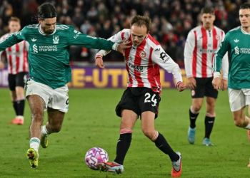 Liverpool menelan kekalahan 2-3 dari Brentford pada laga pekan kesembilan Premier League di Gtech Community Stadium, London, Minggu (26/10/2025) dini hari WIB. (AFP/Glyn Kirk)