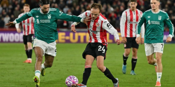 Liverpool menelan kekalahan 2-3 dari Brentford pada laga pekan kesembilan Premier League di Gtech Community Stadium, London, Minggu (26/10/2025) dini hari WIB. (AFP/Glyn Kirk)