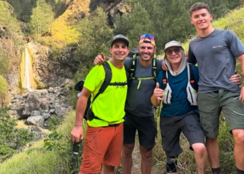 Momen pebalap Moto2 Daniel Holgado Miralles saat mendaki Gunung Rinjani. (foto instagram @danilholgado96)