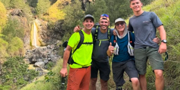 Momen pebalap Moto2 Daniel Holgado Miralles saat mendaki Gunung Rinjani. (foto instagram @danilholgado96)