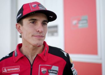 Pembalap Ducati Lenovo, Marc Marquez, setelah mengalami kecelakaan pada balapan MotoGP Indonesia di Sirkuit Mandalika, Lombok, Nusa Tenggara Barat, 5 Oktober 2025. (MOTOGP.COM)