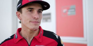 Pembalap Ducati Lenovo, Marc Marquez, setelah mengalami kecelakaan pada balapan MotoGP Indonesia di Sirkuit Mandalika, Lombok, Nusa Tenggara Barat, 5 Oktober 2025. (MOTOGP.COM)
