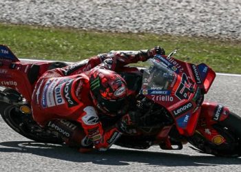 Francesco Bagnaia alami kebocoran ban tiga lap jelang finis di MotoGP Malaysia 2025. (AFP/LILLIAN SUWANRUMPHA)