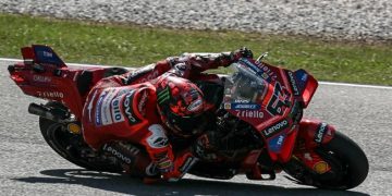 Francesco Bagnaia alami kebocoran ban tiga lap jelang finis di MotoGP Malaysia 2025. (AFP/LILLIAN SUWANRUMPHA)