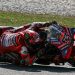 Francesco Bagnaia alami kebocoran ban tiga lap jelang finis di MotoGP Malaysia 2025. (AFP/LILLIAN SUWANRUMPHA)
