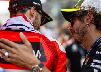 Pembalap Ducati Lenovo, Francesco Bagnaia, didampingi Valentino Rossi, saat start MotoGP Austria 2025 di Red Bull Ring, Minggu (17/8/2025). (Ducati Corse)