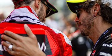 Pembalap Ducati Lenovo, Francesco Bagnaia, didampingi Valentino Rossi, saat start MotoGP Austria 2025 di Red Bull Ring, Minggu (17/8/2025). (Ducati Corse)