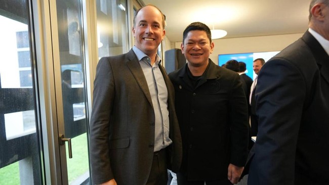 Ketua Umum NOC Indonesia, Raja Sapta Oktohari (kanan), bersama dengan pengacara Claude Ramoni bertemu dengan IOC. (NOC Indonesia/Tetuko Mediantoro)