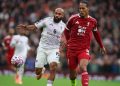 Bryan Mbeumo berhasil mengecoh Virgil van Dijk dalam proses gol pertama MU ke gawang Liverpool. (REUTERS/Phil Noble)