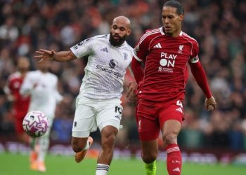 Bryan Mbeumo berhasil mengecoh Virgil van Dijk dalam proses gol pertama MU ke gawang Liverpool. (REUTERS/Phil Noble)