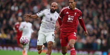 Bryan Mbeumo berhasil mengecoh Virgil van Dijk dalam proses gol pertama MU ke gawang Liverpool. (REUTERS/Phil Noble)