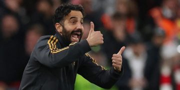 Ruben Amorim mengapresiasi pemain-pemain Manchester United setelah kemenangan penuh arti atas Liverpool. (REUTERS/Phil Noble)