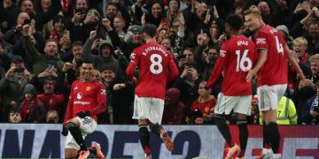 Casemiro selebrasi usai membobol gawang Brighton. (REUTERS/Phil Noble)