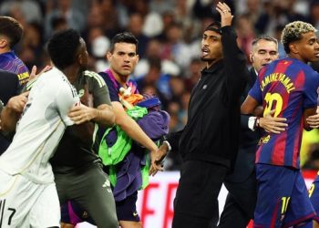 Vinicius Junior 'bernafsu' menghampiri Lamine Yamal setelah laga Real Madrid vs Barcelona tuntas. (REUTERS/Susana Vera)