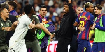 Vinicius Junior 'bernafsu' menghampiri Lamine Yamal setelah laga Real Madrid vs Barcelona tuntas. (REUTERS/Susana Vera)