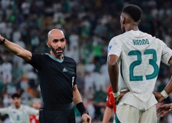 Kepemimpinan wasit Ahmad Al Ali di laga Arab Saudi vs Indonesia menuai pujian. (REUTERS/Stringer)