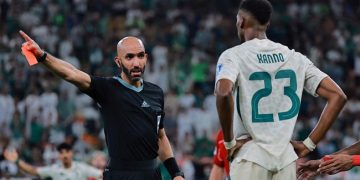 Kepemimpinan wasit Ahmad Al Ali di laga Arab Saudi vs Indonesia menuai pujian. (REUTERS/Stringer)