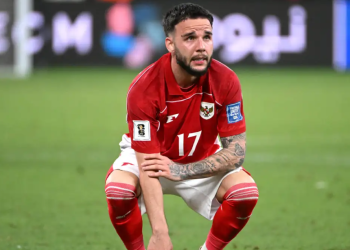 Patrick Kluivert ungkap kondisi Calvin Verdonk usai absen lawan Arab Saudi karena cedera paha. Bek Timnas Indonesia itu berpeluang tampil melawan Irak pada laga Kualifikasi Piala Dunia 2026. (AFP)