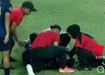 Pemain Persikad Depok Bil Aqshan terjatuh di lapangan saat berduel dengan pemain PSPS Pekanbaru, Jeferson. (instagram vidio)