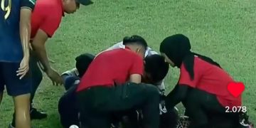 Pemain Persikad Depok Bil Aqshan terjatuh di lapangan saat berduel dengan pemain PSPS Pekanbaru, Jeferson. (instagram vidio)