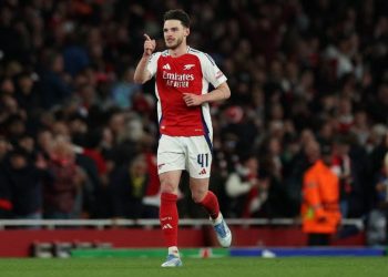 Bintang Arsenal, Declan Rice, buka suara usai terus-terusan dibandingkan dengan Moises Caicedo dari Chelsea. (ADRIAN DENNIS/AFP)