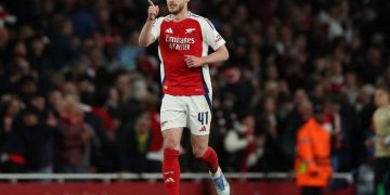 Bintang Arsenal, Declan Rice, buka suara usai terus-terusan dibandingkan dengan Moises Caicedo dari Chelsea. (ADRIAN DENNIS/AFP)