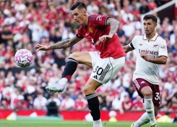 Martin Zubimendi dari Arsenal, kanan, menantang Benjamin Sesko dari Manchester United dalam pertandingan Premier League antara Manchester United dan Arsenal di Stadion Old Trafford di Manchester, Inggris, Minggu, 17 Agustus 2025. (Foto AP/Dave Thompson)