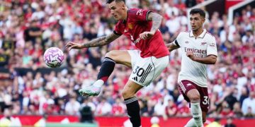 Martin Zubimendi dari Arsenal, kanan, menantang Benjamin Sesko dari Manchester United dalam pertandingan Premier League antara Manchester United dan Arsenal di Stadion Old Trafford di Manchester, Inggris, Minggu, 17 Agustus 2025. (Foto AP/Dave Thompson)