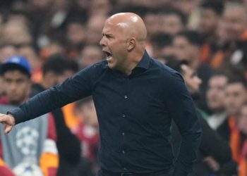 Manajer Liverpool, Arne Slot, memberikan instruksi kepada para pemainnya dalam pertandingan Liga Champions melawan Liverpool di Stadion Ali Sami Yen, Istanbul, Turki, Rabu, 1 Oktober 2025. (AP Photo/Francisco Seco)