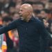 Manajer Liverpool, Arne Slot, memberikan instruksi kepada para pemainnya dalam pertandingan Liga Champions melawan Liverpool di Stadion Ali Sami Yen, Istanbul, Turki, Rabu, 1 Oktober 2025. (AP Photo/Francisco Seco)