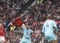 Benjamin Sesko dari Manchester United, kiri tengah, menyundul bola melewati Kyle Walker dari Burnley dalam laga Premier League antara Manchester United dan Burnley di Stadion Old Trafford, Manchester, Inggris, Sabtu, 30 Agustus 2025. (AP Photo/Ian Hodgson)