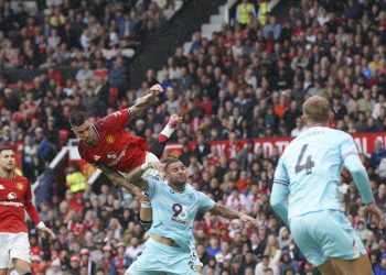 Benjamin Sesko dari Manchester United, kiri tengah, menyundul bola melewati Kyle Walker dari Burnley dalam laga Premier League antara Manchester United dan Burnley di Stadion Old Trafford, Manchester, Inggris, Sabtu, 30 Agustus 2025. (AP Photo/Ian Hodgson)