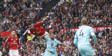 Benjamin Sesko dari Manchester United, kiri tengah, menyundul bola melewati Kyle Walker dari Burnley dalam laga Premier League antara Manchester United dan Burnley di Stadion Old Trafford, Manchester, Inggris, Sabtu, 30 Agustus 2025. (AP Photo/Ian Hodgson)