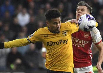 Gelandang Wolverhampton Wanderers, Joao Gomes (kiri) berebut bola dengan gelandang Arsenal, Leandro Trossard pada laga pekan ke-33 Premier League 2023/2024 di Molineux Stadium, Wolverhampton, Sabtu (20/4/2024). (AP Photo/Rui Vieira)