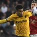 Gelandang Wolverhampton Wanderers, Joao Gomes (kiri) berebut bola dengan gelandang Arsenal, Leandro Trossard pada laga pekan ke-33 Premier League 2023/2024 di Molineux Stadium, Wolverhampton, Sabtu (20/4/2024). (AP Photo/Rui Vieira)