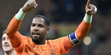 Kiper AC Milan, Mike Maignan, merayakan golnya di akhir pertandingan Serie A Italia antara AC Milan dan AS Roma di Stadion San Siro, Milan, pada 2 November 2025. (Isabella BONOTTO / AFP)