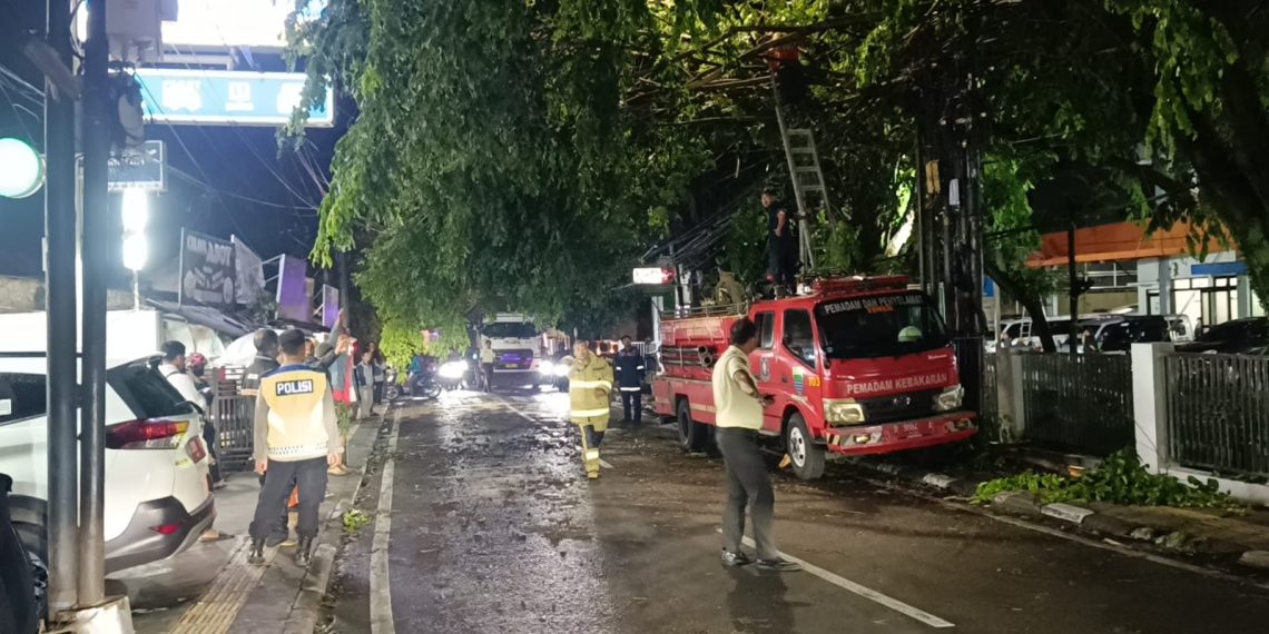 Angin puting beliung terjang Ujung Berung, Bandung. Puluhan rumah rusak, pohon tumbang, dan warga panik. Petugas BPBD lakukan evakuasi dan pembersihan. (Uby/pasjabar)