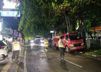 Angin puting beliung terjang Ujung Berung, Bandung. Puluhan rumah rusak, pohon tumbang, dan warga panik. Petugas BPBD lakukan evakuasi dan pembersihan. (Uby/pasjabar)