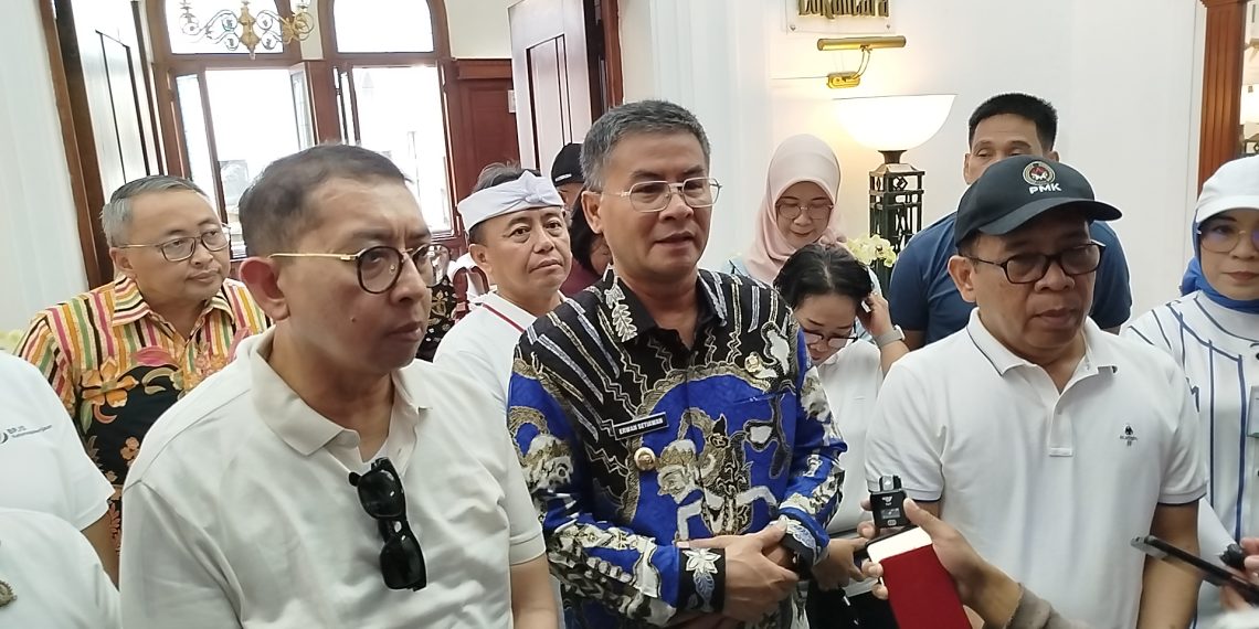 Pemprov Jabar beri BPJS Ketenagakerjaan bagi 1 juta pekerja informal, termasuk seniman dan sopir. Program senilai Rp25 miliar mulai berlaku November ini. (Uby/pasjabar)