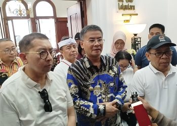 Pemprov Jabar beri BPJS Ketenagakerjaan bagi 1 juta pekerja informal, termasuk seniman dan sopir. Program senilai Rp25 miliar mulai berlaku November ini. (Uby/pasjabar)