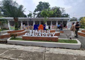 KAI Daop 2 Bandung sediakan area kios khusus di Stasiun Cipendeuy untuk pedagang lokal, wujud komitmen menciptakan stasiun tertib dan nyaman bagi pelanggan. (Uby/pasjabar)