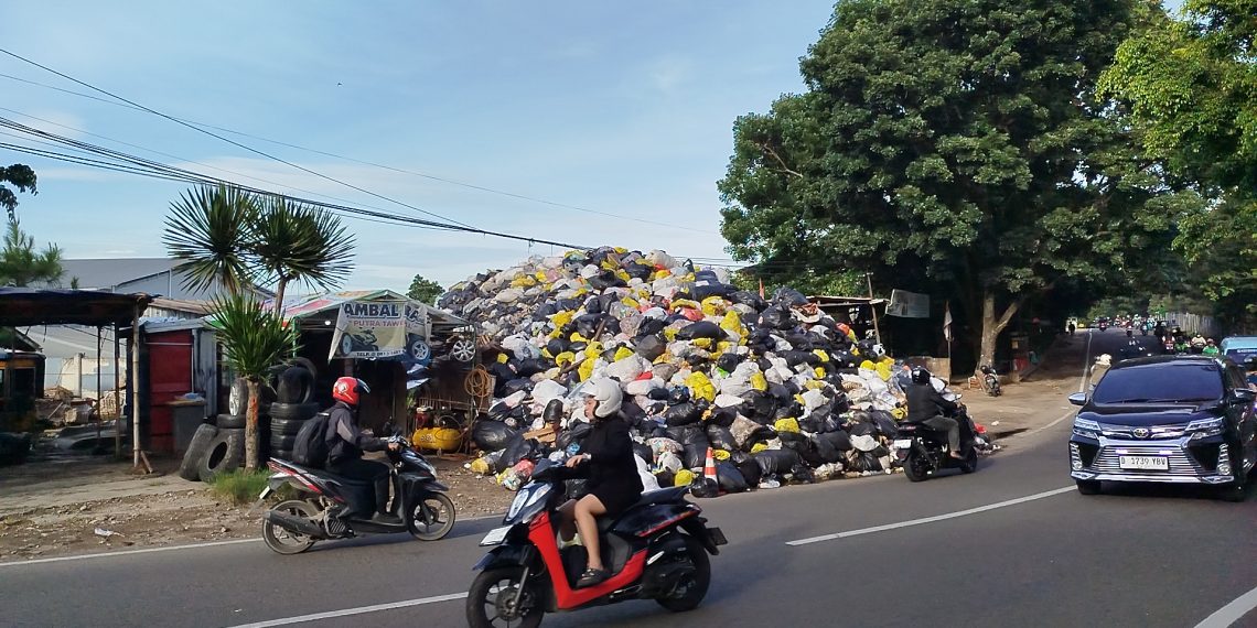 TPS Dakota Bandung Penuh Sampah, Gubernur Minta Pemkot Bertindak