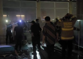 Kebakaran melanda ruang sauna sebuah hotel di Jalan L.R.E Martadinata, Bandung, pada Jumat malam. Tujuh mobil Damkar dikerahkan dan pengunjung sempat panik, namun tidak ada korban jiwa. Penyebab kebakaran masih dalam investigasi. (Uby/pasjabar)