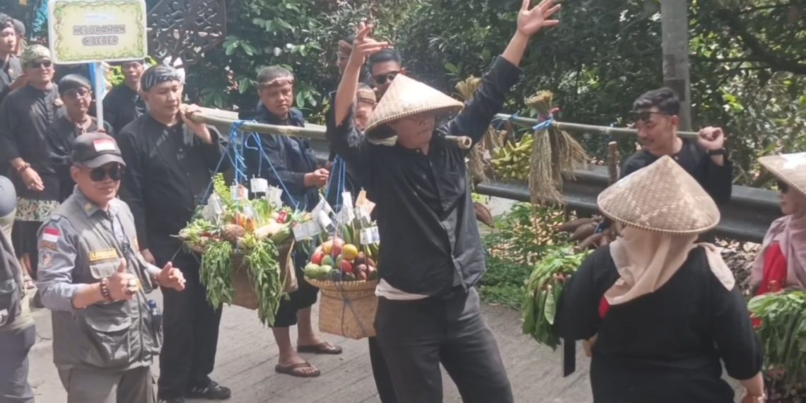 Festival Cireundeu 2025 di Cimahi kembali digelar meriah. Warga mengenakan adat Sunda, arak-arakan jampana, hingga pesan penting soal tradisi dan ketahanan pangan lokal. (Uby/pasjabar)