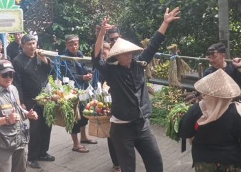 Festival Cireundeu 2025 di Cimahi kembali digelar meriah. Warga mengenakan adat Sunda, arak-arakan jampana, hingga pesan penting soal tradisi dan ketahanan pangan lokal. (Uby/pasjabar)