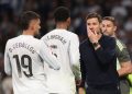 Pelatih Real Madrid, Xabi Alonso, memberikan instruksi kepada para pemainnya dalam laga lanjutan Liga Spanyol 2025-2026 di mana Los Blancos menaklukkan Valencia dengan skor telak 4-0 pada Sabtu (2/11/2025) atau Minggu dini hari WIB.(AFP/OSCAR DEL POZO)