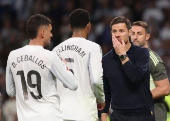 Pelatih Real Madrid, Xabi Alonso, memberikan instruksi kepada para pemainnya dalam laga lanjutan Liga Spanyol 2025-2026 di mana Los Blancos menaklukkan Valencia dengan skor telak 4-0 pada Sabtu (2/11/2025) atau Minggu dini hari WIB.(AFP/OSCAR DEL POZO)