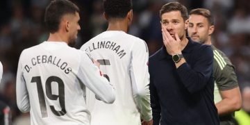 Pelatih Real Madrid, Xabi Alonso, memberikan instruksi kepada para pemainnya dalam laga lanjutan Liga Spanyol 2025-2026 di mana Los Blancos menaklukkan Valencia dengan skor telak 4-0 pada Sabtu (2/11/2025) atau Minggu dini hari WIB.(AFP/OSCAR DEL POZO)